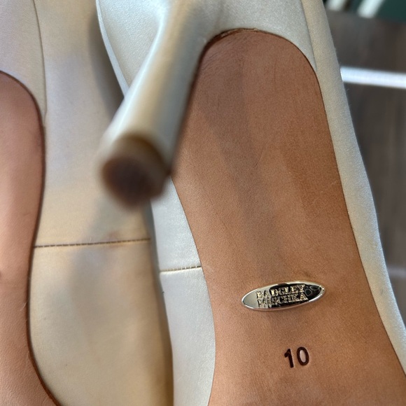Badgley Mischka Devi Pointed Pump Cream Heels With Crystal Embellishment Size 10 - Picture 9 of 9